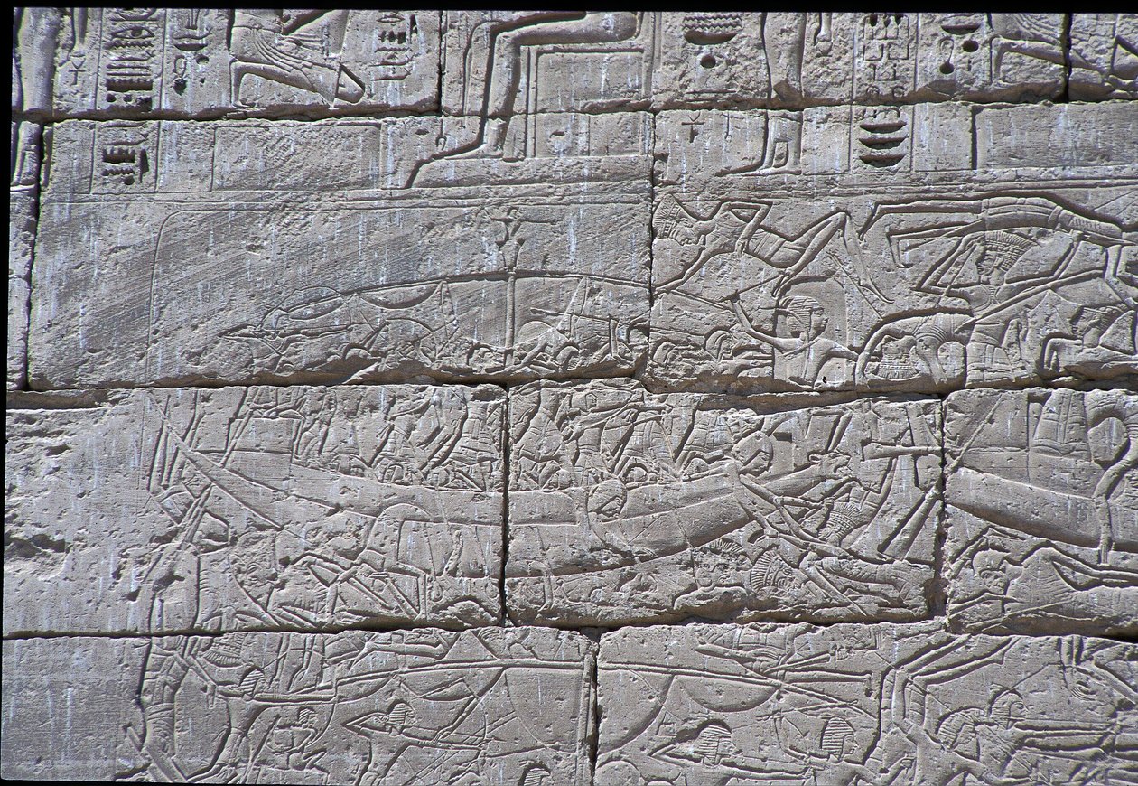 Sjöfolket, sjöslaget vid Ramses III, Medinet Habu, sten 1195-64 f.Kr. av Egyptian 20th Dynasty