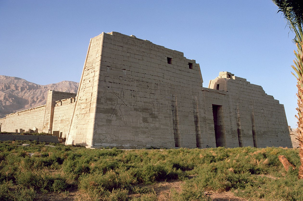 Utsikt över den första pylonen i Ramses III:s bårhustemplet (ca 1184-1153 f.Kr.) Nya kungariket av Egyptian 20th Dynasty