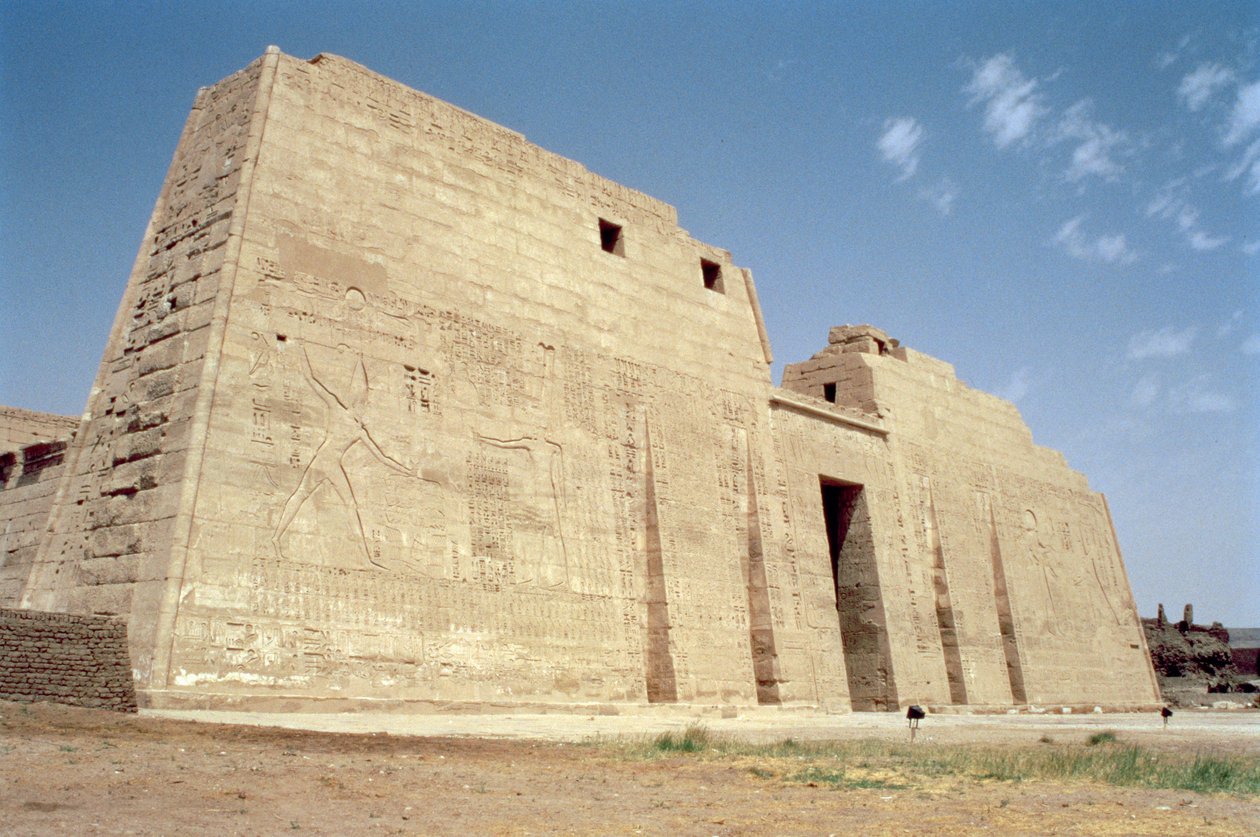 Utsikt över den första pylonen i Ramses III:s bårhustemplet (ca 1184-1153 f.Kr.) Nya kungariket av Egyptian 20th Dynasty