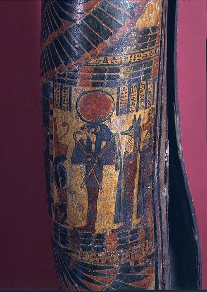 Detalj av sarkofagen som visar Re-Harakhty med solskiva, som håller krok- och slagsceptrar, två söner till Horus som står bakom, tredje mellanperioden, 850-730 f.Kr. (polykrom gesso) (detalj av 83357) av Egyptian 22nd Dynasty