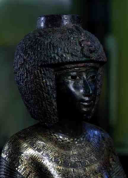 Staty av den gudomliga tillbedjaren Karomama, tredje mellanperioden (brons med guld, silver och elektrum) (detalj av 127647) av Egyptian 22nd Dynasty