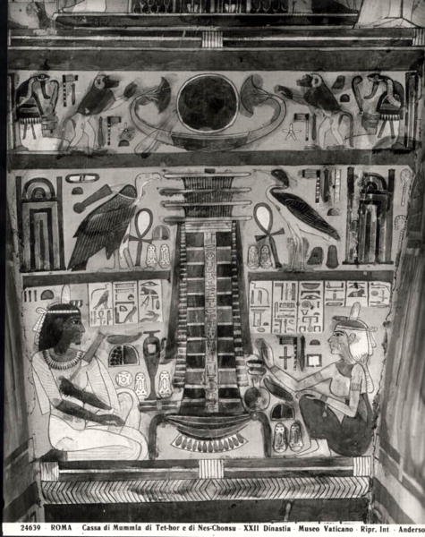 Två avlidna figurer målade på sidan av fatet med mumierna Tet-Hov och Nes-Chonsu (sarkofag) (svart/vitt foto) av Egyptian 22nd Dynasty