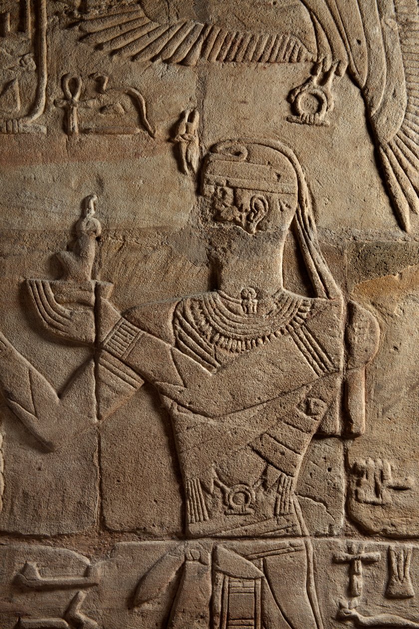 Relief på en helgedom som uppförts av farao Taharqa i gården till Amuntemplet byggt av honom i Kawa i Nubia, 25:e dynastin, sen period, 690-64 f.Kr. (sandsten) (detalj av 107896) av Egyptian 25th Dynasty