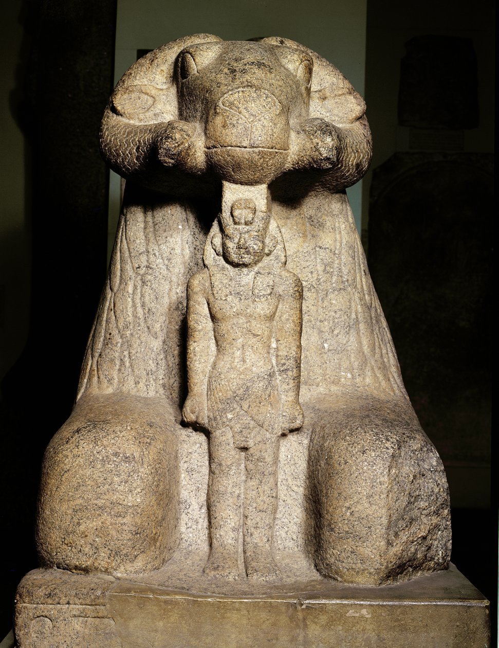 Staty av Amun i form av en bagge som skyddar kung Taharqa, 690-664 f.Kr. (granit) av Egyptian 25th Dynasty