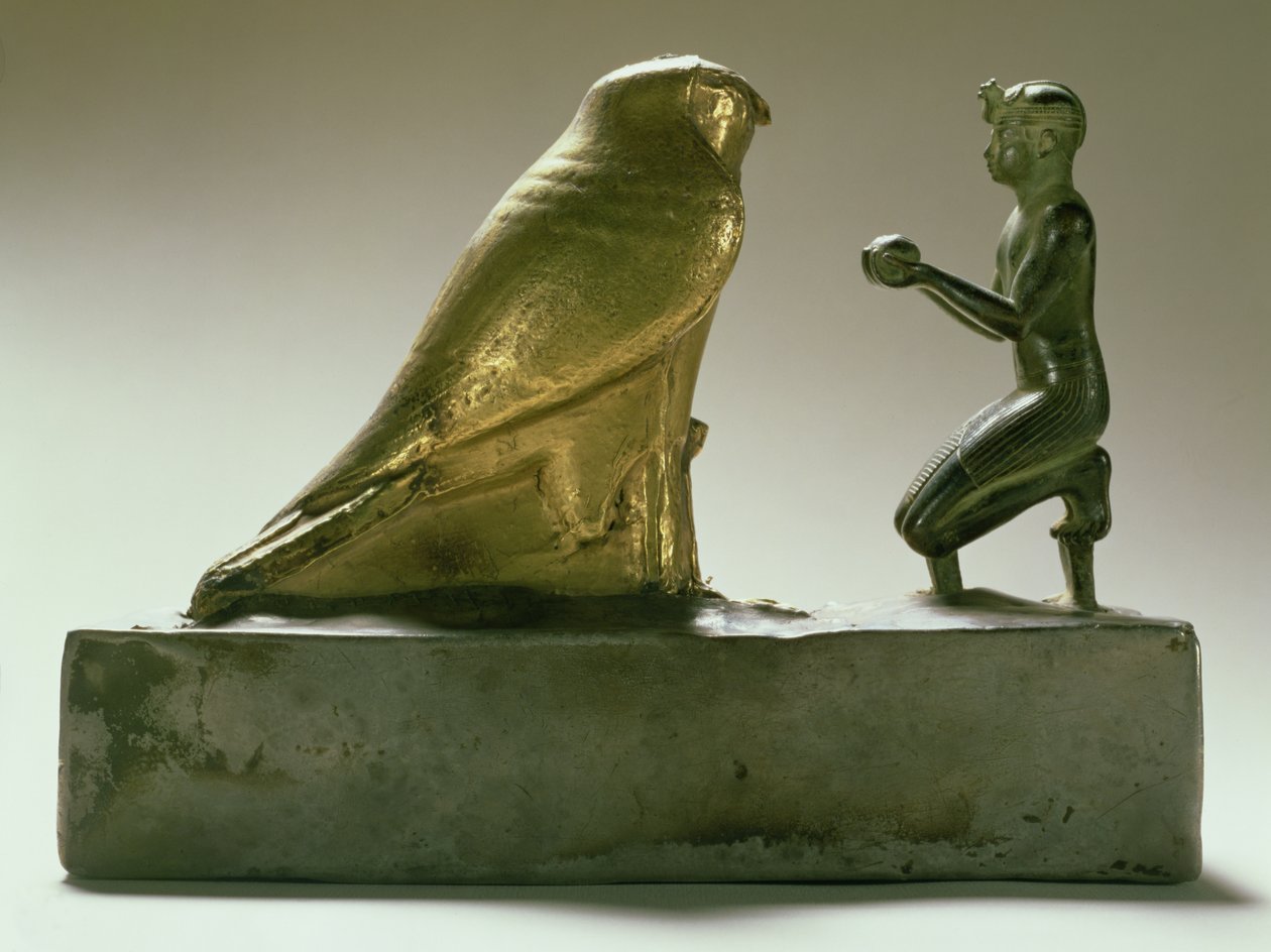 Staty av kung Taharqa som dyrkar falkguden Hemen, egyptisk, tredje mellanperioden (guld, silver, skiffer och trä) av Egyptian 25th Dynasty