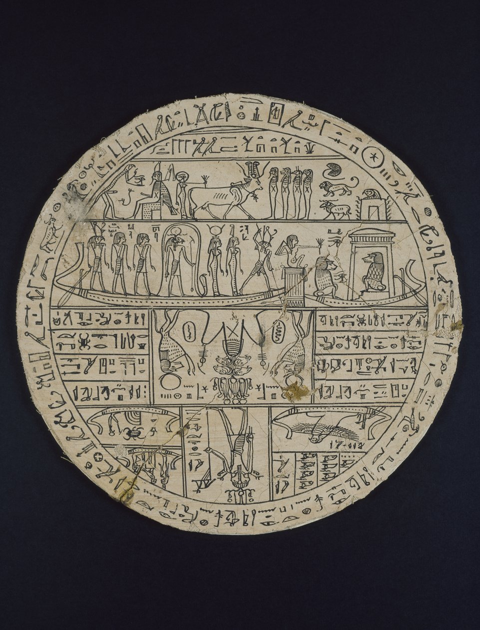 Amuletisk disk (hypocephalus) gjord för Tasheritenkhonsu, c.664-525 f.Kr. (linne och gips) av Egyptian 26th Dynasty