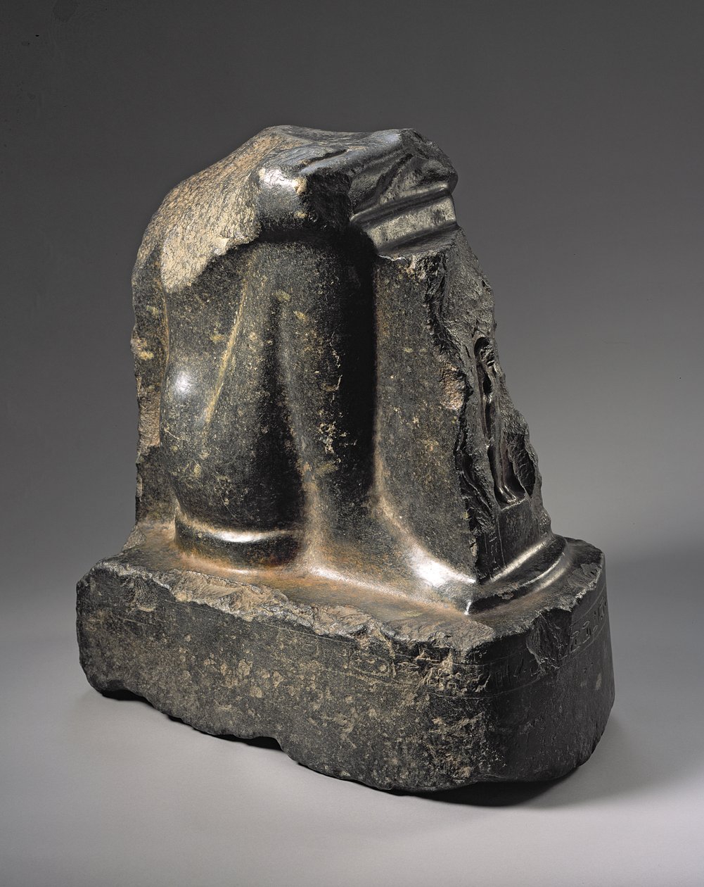 Fragment av en naofor staty, sen dynastisk period (basalt) av Egyptian 26th Dynasty