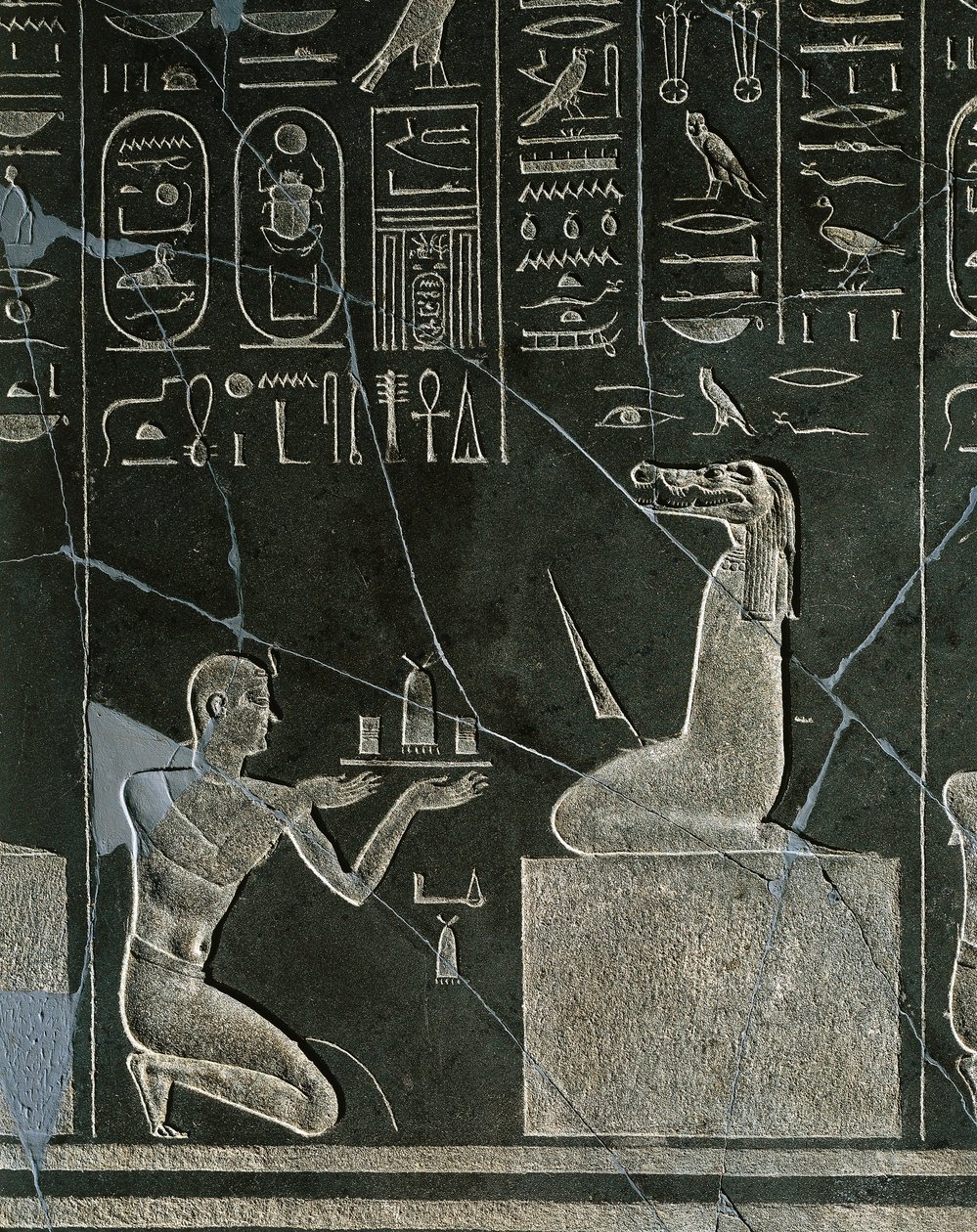 Doleritrelief av Nectanebo I, kung som erbjuder gåva till en krokodilhövdad demon, från Heliopolis vid Atumtemplet av Egyptian 30th Dynasty