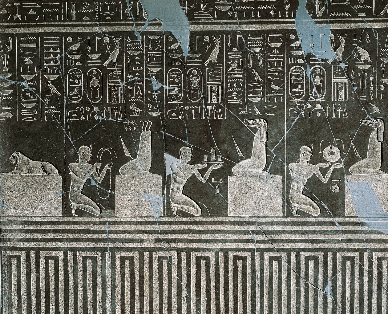 Doleritrelief av Nectanebo I, kung som erbjuder gåvor till en demon, från Heliopolis vid Atums tempel. av Egyptian 30th Dynasty