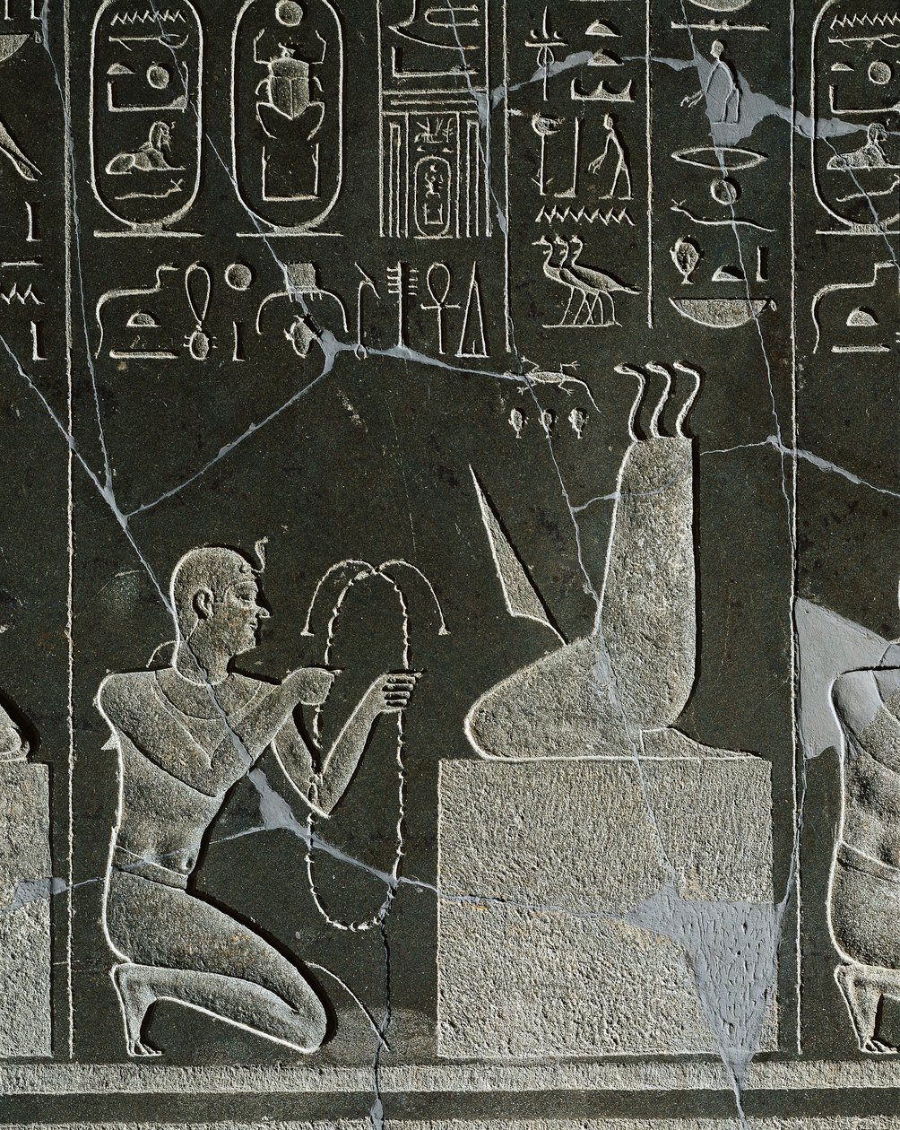 Doleritrelief av Nectanebo I, kung som erbjuder halsband till demonen, representerat av knivblad och tre ormar, från Heliopolis vid Atumtemplet av Egyptian 30th Dynasty
