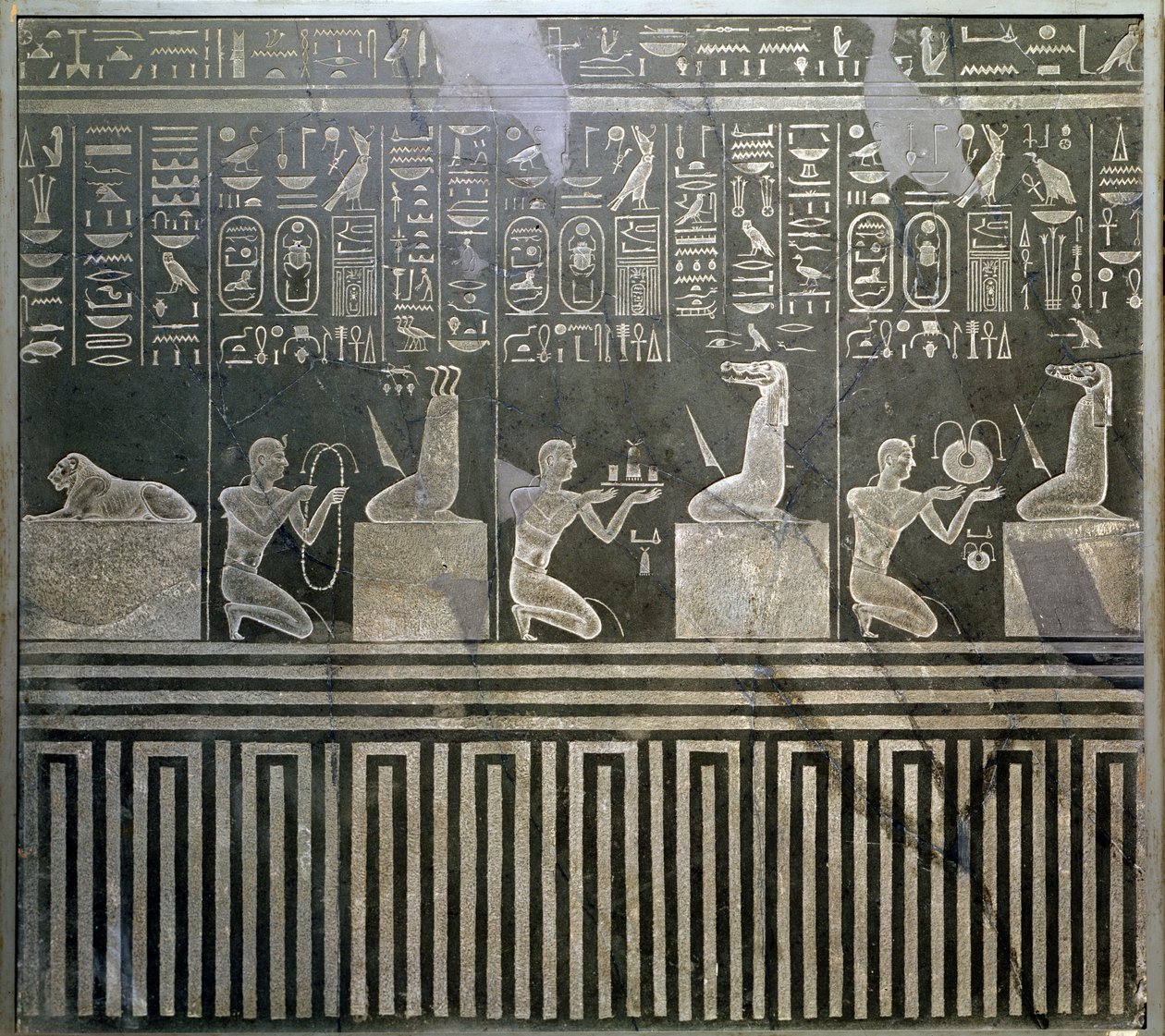 Relief föreställande farao Nectanebo (380-62 f.Kr.) som ger offer till gudar, sen period av Egyptian 30th Dynasty