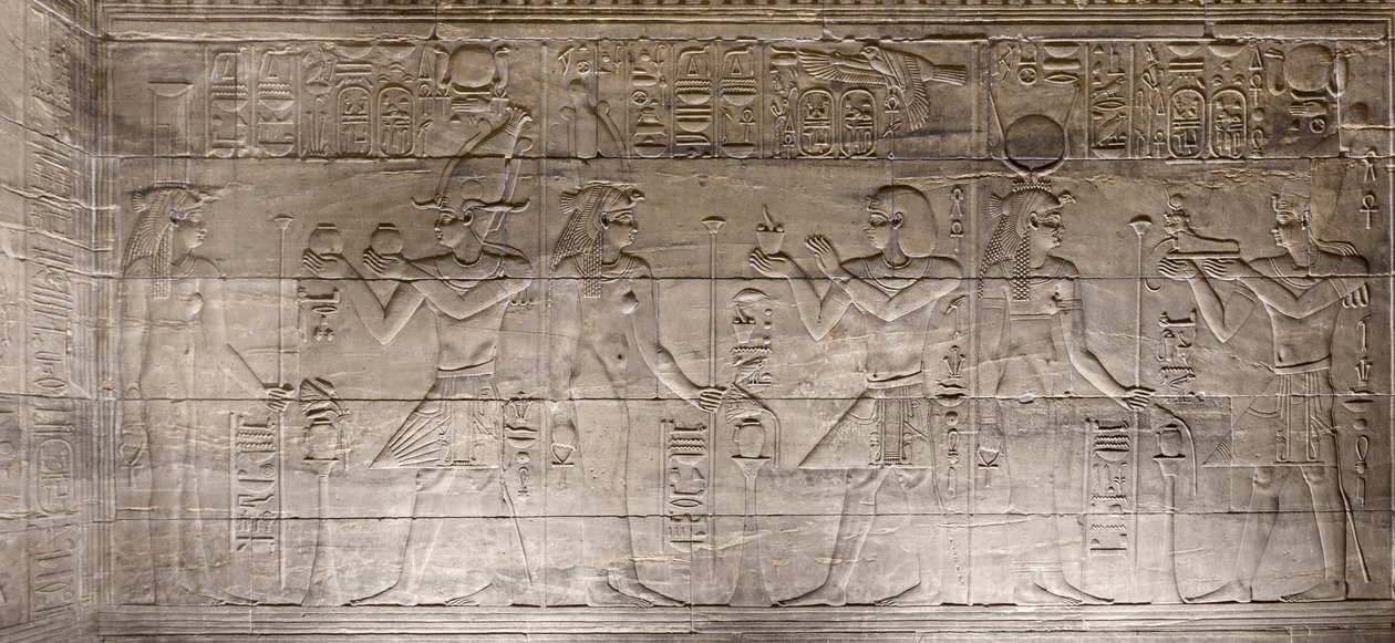 Reliefer i den inre helgedomen, Philae-templet, Aswan, Egypten av Egyptian 30th Dynasty