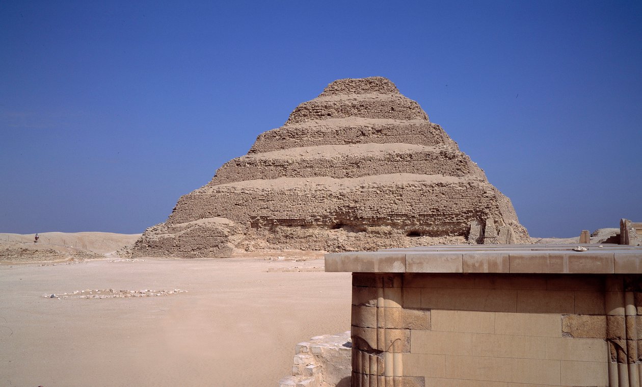Egyptisk antiken: Utsikt över pyramiden i Sakkarah. Konstruktion av Imhotep för kung Djeser (cirka 2 700 f.Kr.) (3:e dynastin) Saqqarah, Egypten av Egyptian 3rd Dynasty