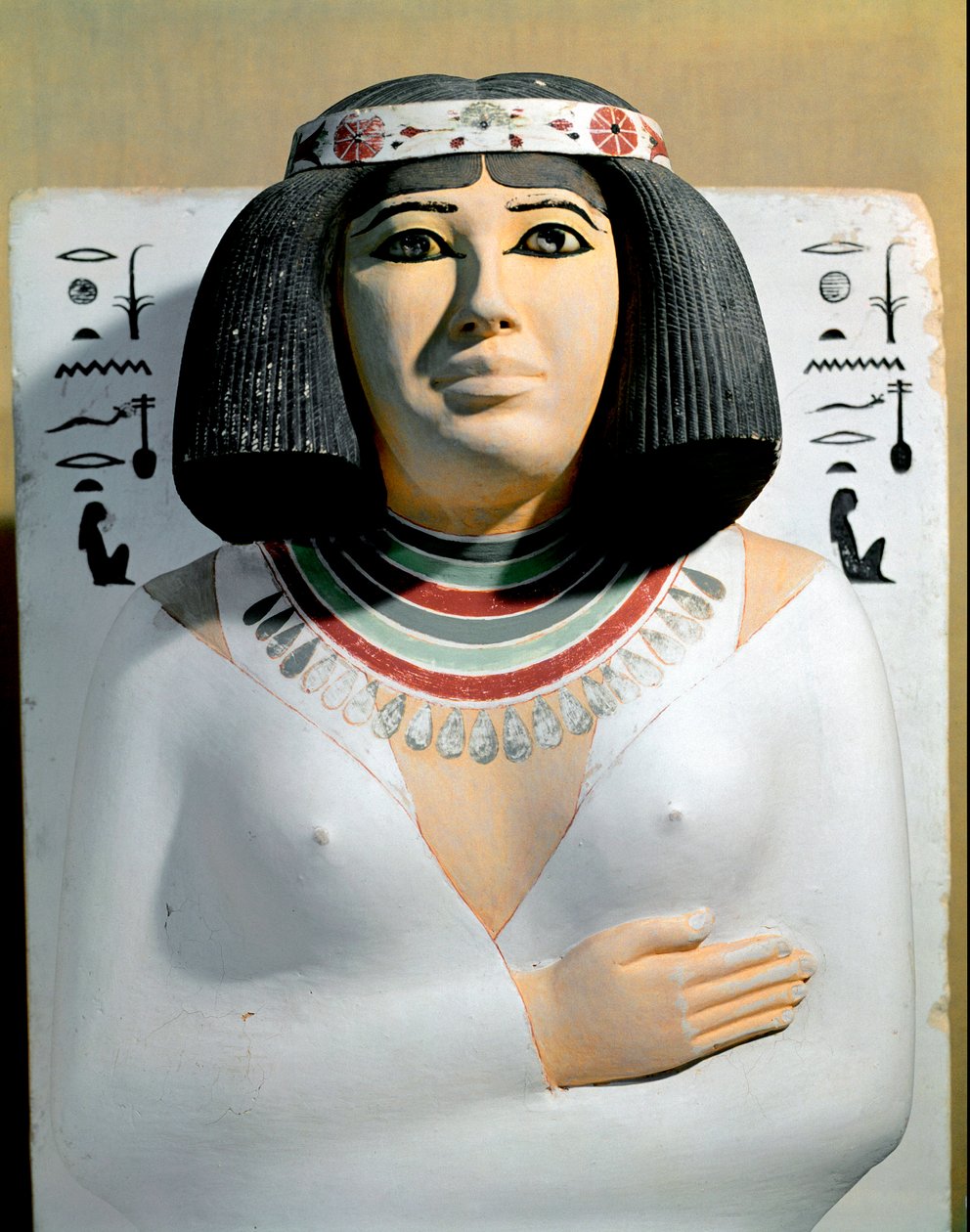 Egyptisk antikvitet: Nofret, hustru till översteprästen i Heliopolis och prins av Pe Rahotep. Målad kalkstensskulpturdetalj. 4:e dynasti. Från Rahoteps mastaba till Meidoum. Egyptiska museet, Kairo. av Egyptian 4th Dynasty