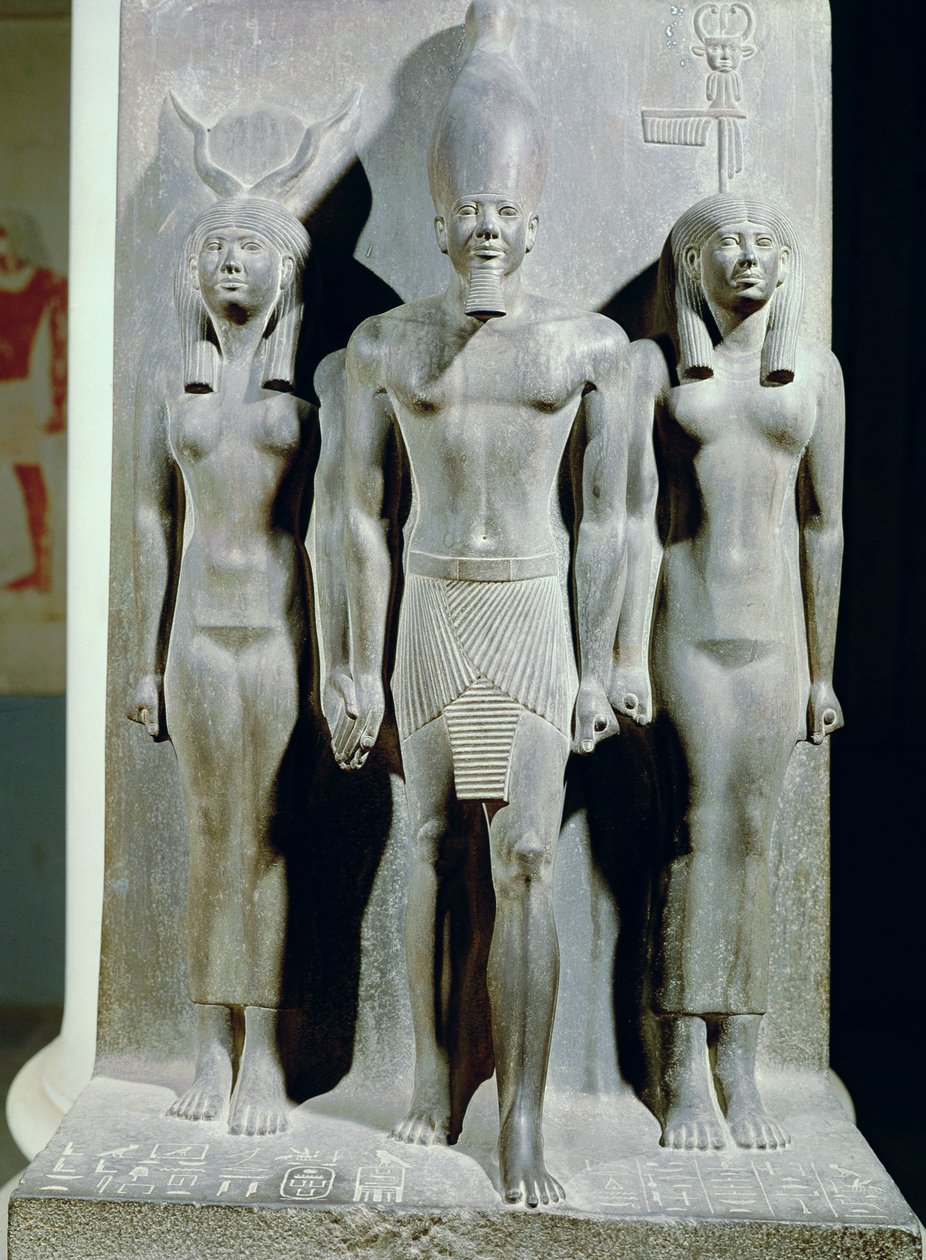 Triaden av Menkaure (Mycerinus) med gudinnan Hathor och gudinnan av Aphroditopolis nome, hämtad från Valley Temple of the Pyramid of Menkaure i Giza, Gamla kungariket, ca 2529 f.Kr. (skifer) (se av Egyptian 4th Dynasty