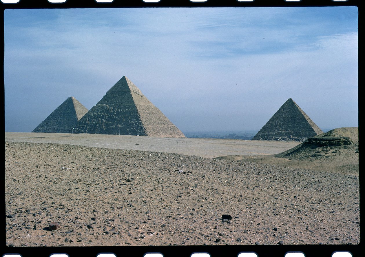 Utsikt över pyramiderna i Khufu, Khafre och Menkaure, Gamla kungariket av Egyptian 4th Dynasty