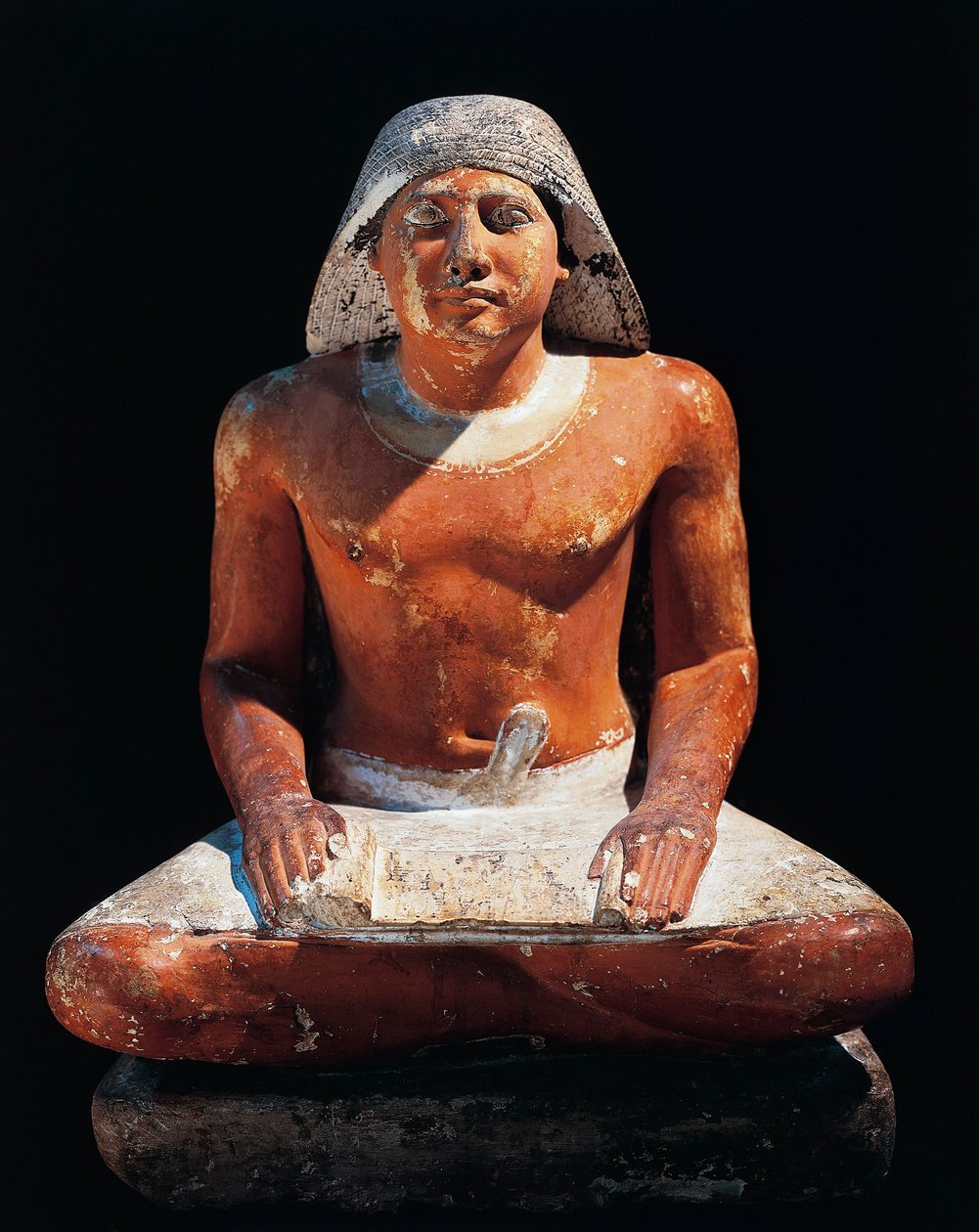 Forntida Egypten: staty av en sittande skrivare från nekropolen Saqqara (Sakkara), 5:e dynastin, forntida imperium (kalksten) av Egyptian 5th Dynasty