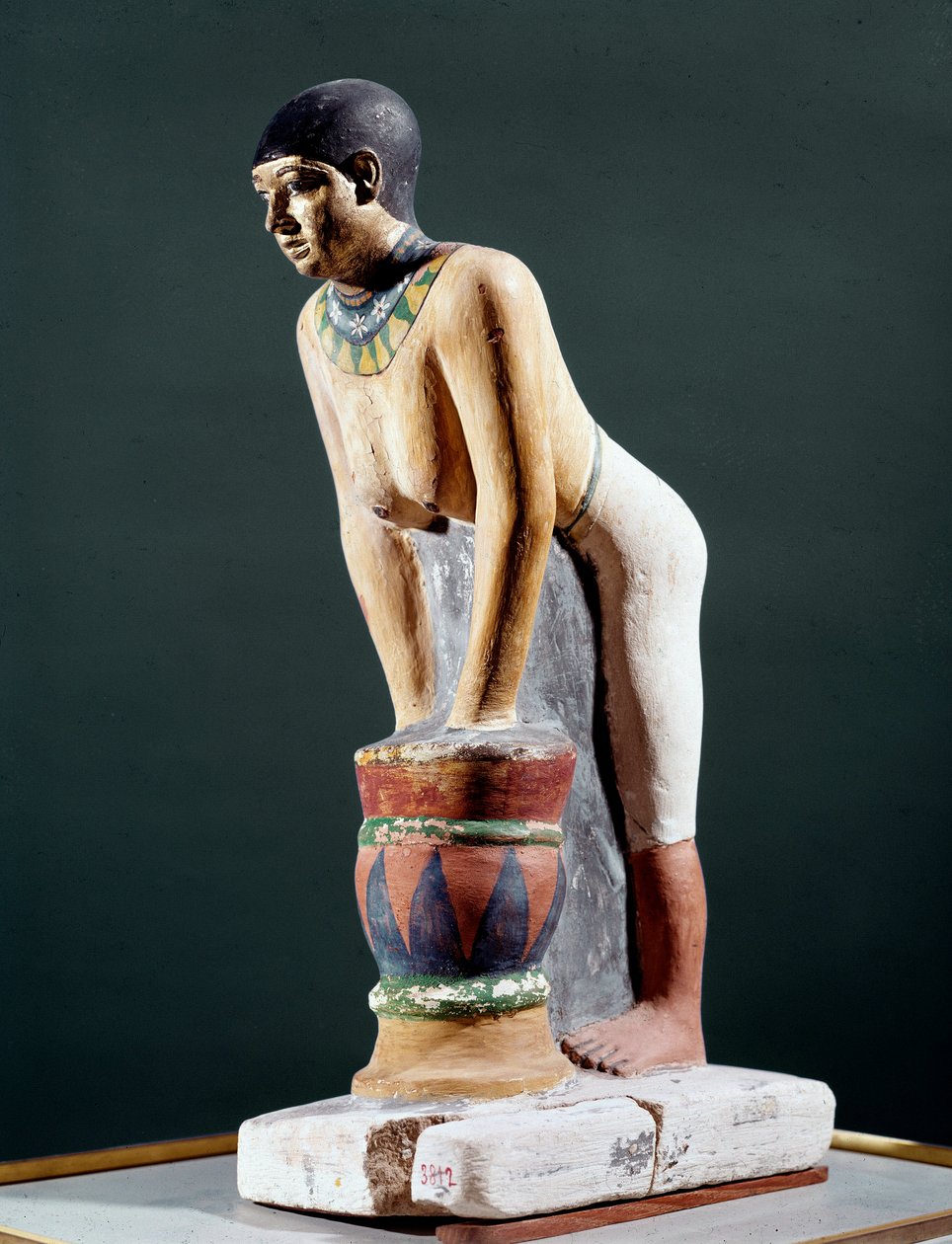 Egyptisk antikvitet: "" Egyptiskt arbetande korn för att göra öl"" Statyett. 5:e dynasti. 2400 f.Kr. Florens, Museo Archeologico - Egyptiska antikviteter: Egyptisk kvinna som filtrerar kornbröd för att göra öl. Statyett. 5:e dynasti. 2400 f.Kr. Nationell a av Egyptian 5th Dynasty