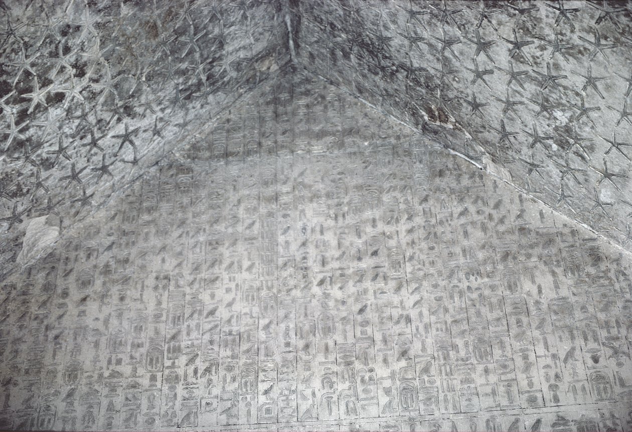 Tak och vägg i gravkammaren i Unas-pyramiden, Gamla kungariket (målad sten) av Egyptian 5th Dynasty
