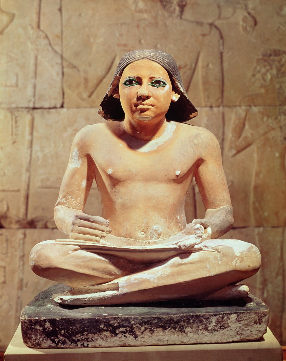 Skriftskrivare sittande i kors och håller en papyrusrulle, från Saqqara, Gamla kungariket c.2475 f.Kr. (kalksten) av Egyptian 5th Dynasty