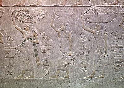 Kvinnor som personifierar dödsdomäner och ger offer, från Mastaba i Akhutotep, Gamla kungariket (målad kalksten) av Egyptian 5th Dynasty