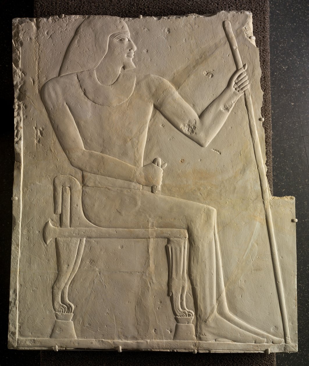 Relief av Nyankhnesut sittande, från Saqqara, ca 2311-2281 f.Kr. av Egyptian 6th Dynasty