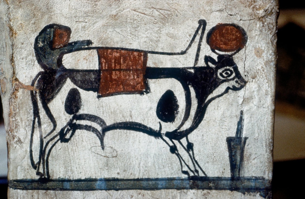 Detalj av en sarcofagus i trä med en avbildning av den heliga tjuren Api som bär en mumie på ryggen (muralmålning) av Egyptian Egyptian