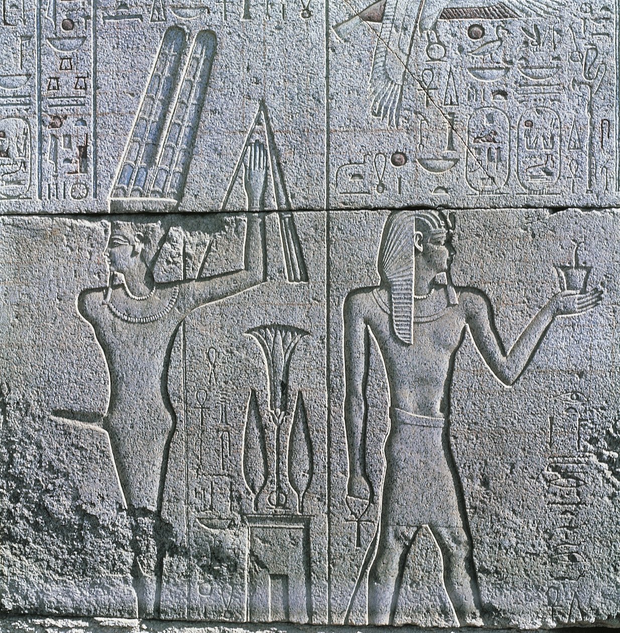 Egypten, antika Thebe, Luxor, Karnak, relief av guden Min och Filip III Arrhidaeus vid Amons stora tempel av Egyptian Egyptian