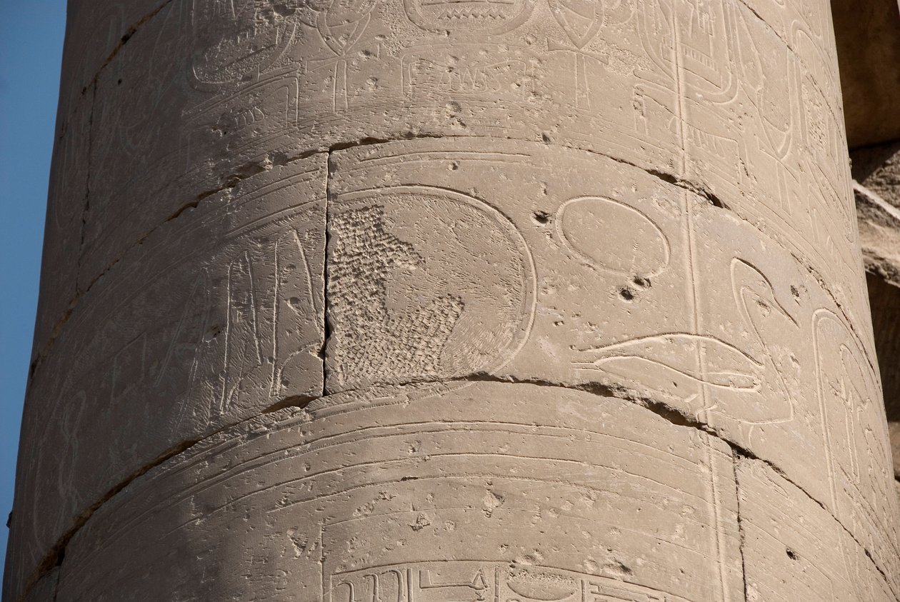 Egyptisk antikvitet: detalj av en kolumn med patron raderad på grund av "damnatio memoriae", radering av patronerna från några faraoner som anses kätterska av deras efterträdare, Luxortemplet. East Bank (Thebe), Egypten av Egyptian Egyptian