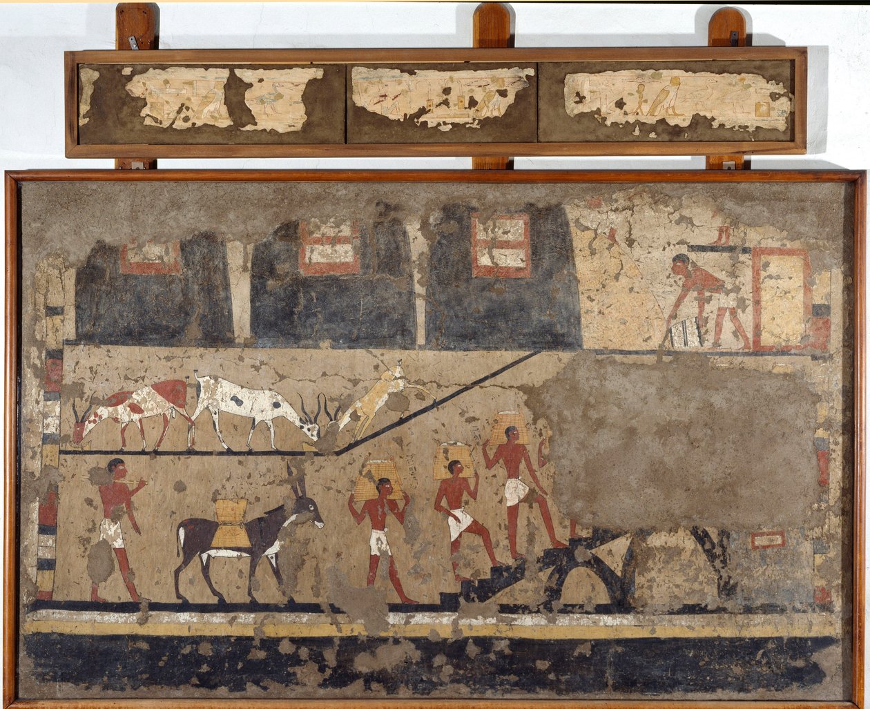 Egyptisk antikvitet: transport av vete på ryggen av mulor och på ryggen av män. Detrempe på lera och halm från graven till generalen och kung Itis grav i El Ghebelen nära Luxor. 2200-2000 f.Kr. Turin, egyptiskt museum av Egyptian Egyptian