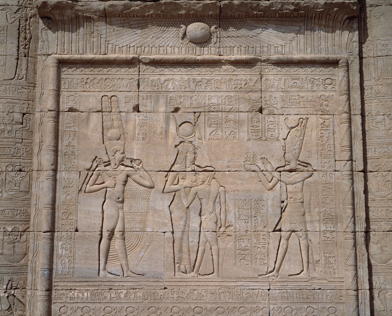 Egyptisk antiken: utsikt över de låga relieferna av gudinnan Hathors tempel i Dendera av Egyptian Egyptian