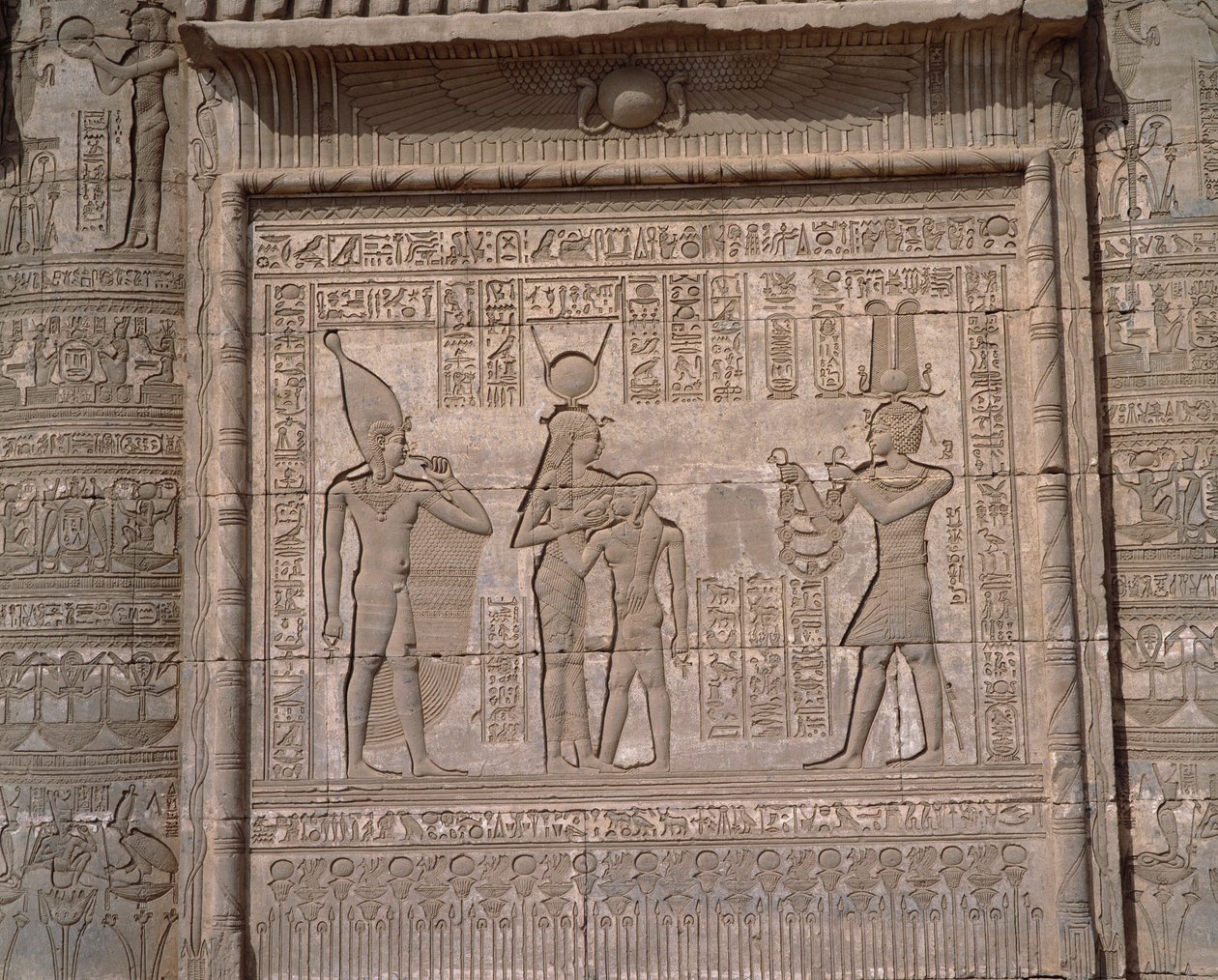 Egyptisk antiken: utsikt över de låga relieferna av gudinnan Hathors tempel i Dendera av Egyptian Egyptian