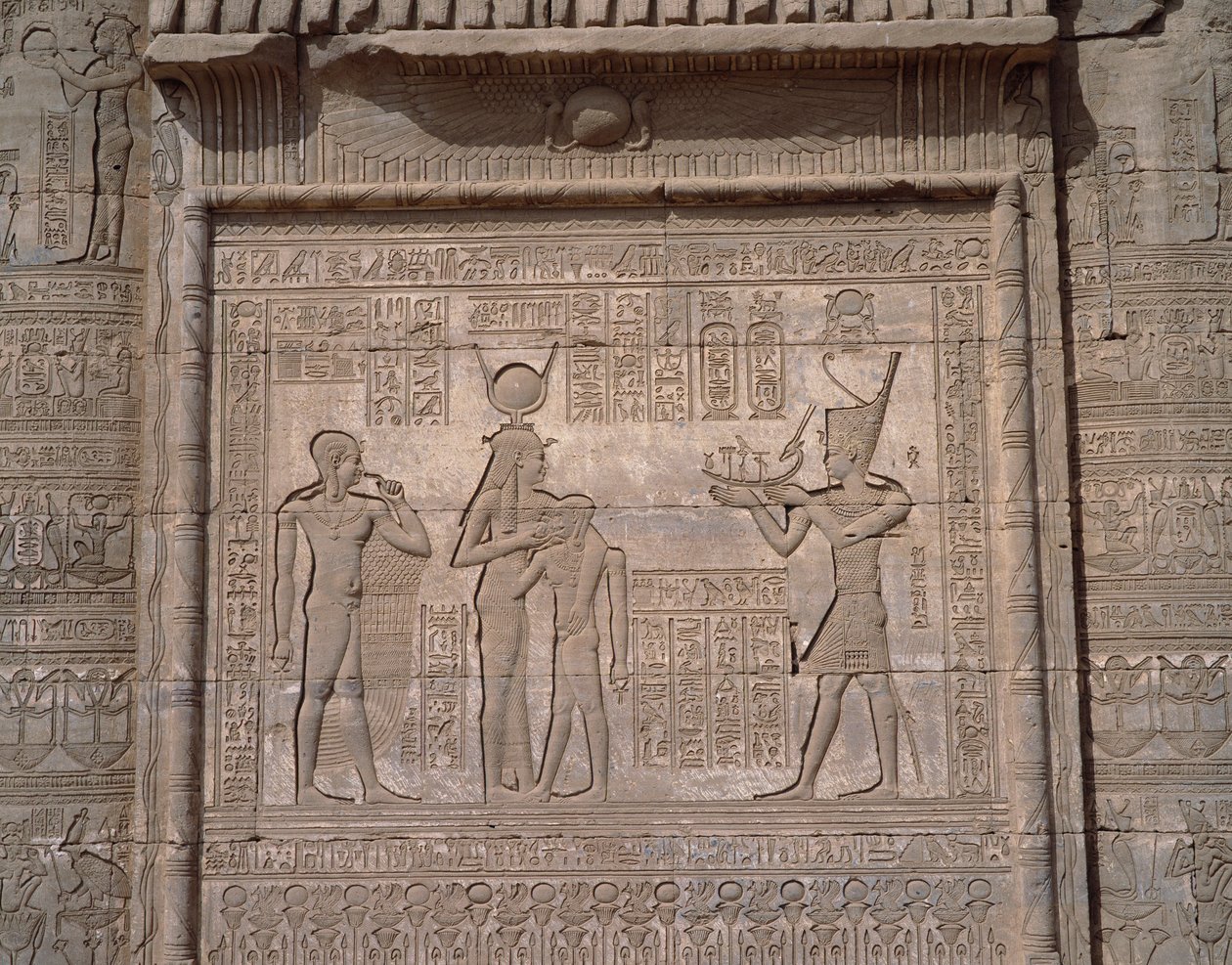 Egyptisk antiken: utsikt över de låga relieferna av gudinnan Hathors tempel i Dendera av Egyptian Egyptian