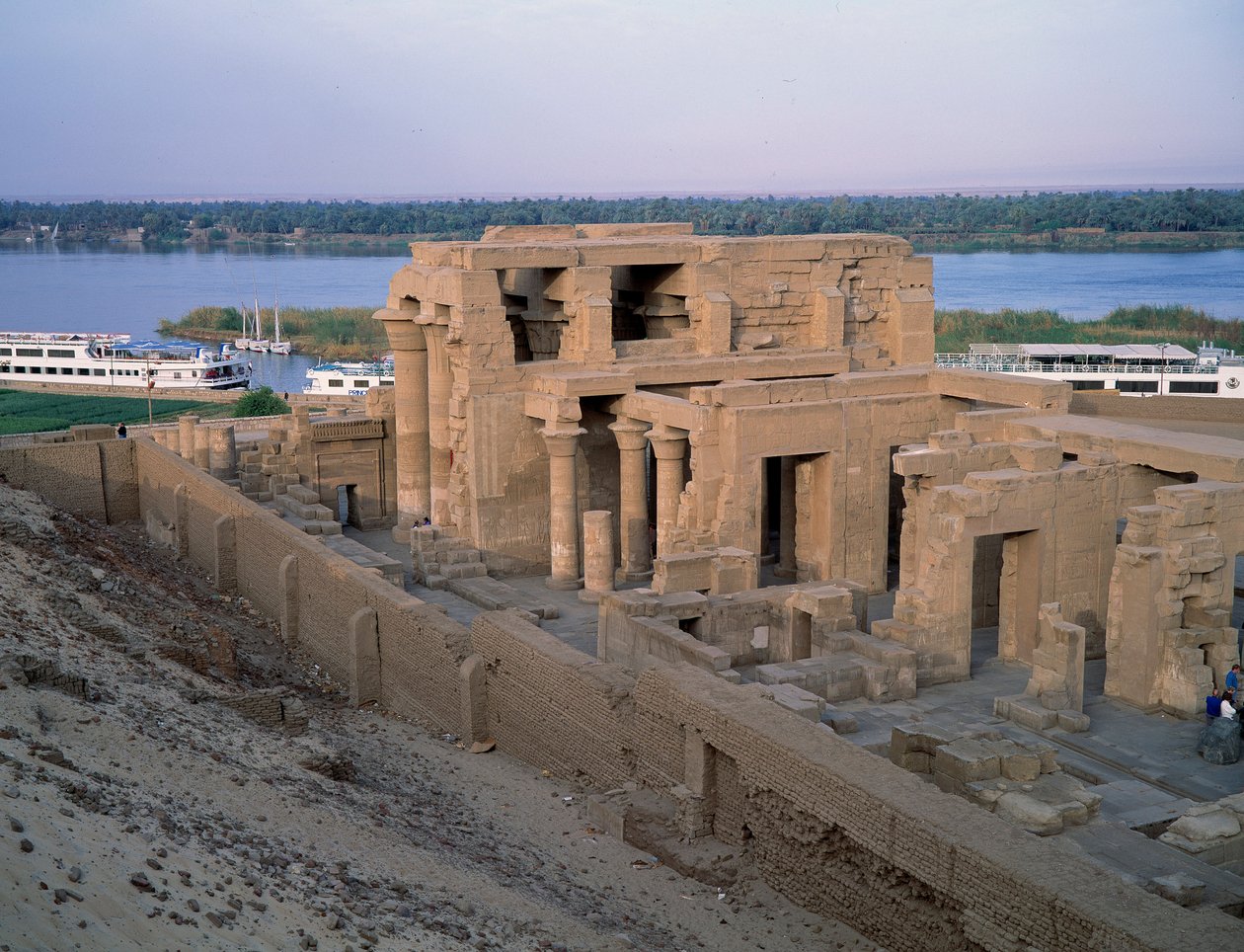 Egyptisk antikvitet: utsikt över templet Kom Ombo. 2:a århundradet f.Kr. Assuan. Egypten av Egyptian Egyptian