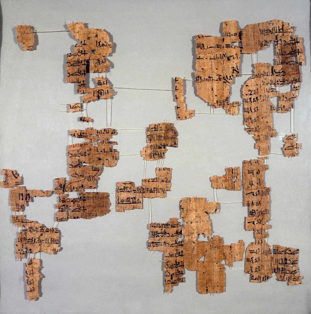 Egyptisk antikvitet: fragment av papyrusen känd som den kungliga kanonen eller "Papyrus royal" som innehåller listan över faraoner från den 1:a till den 17:e dynastin. Turin, egyptiskt museum av Egyptian Egyptian