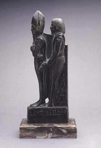 Grupp av en man som presenterar en representation av Osiris (steatit) av Egyptian Egyptian