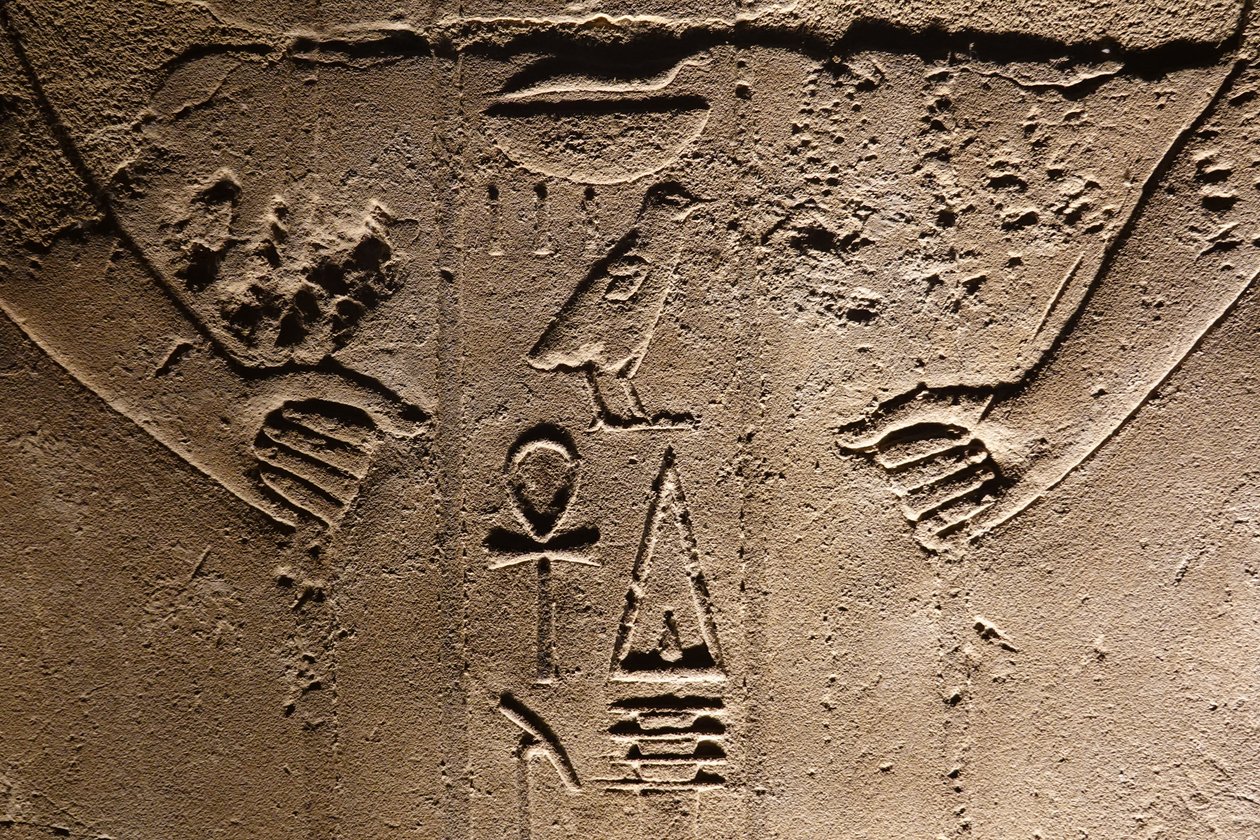 Hieroglyfer, Luxortemplet (relief) av Egyptian Egyptian