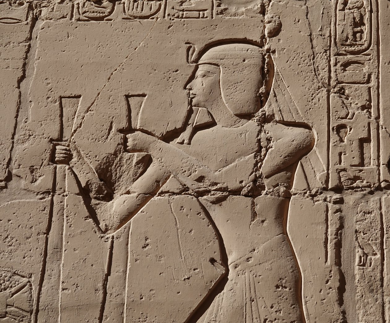 Farao bär en kobra, Luxortemplet (relief) av Egyptian Egyptian