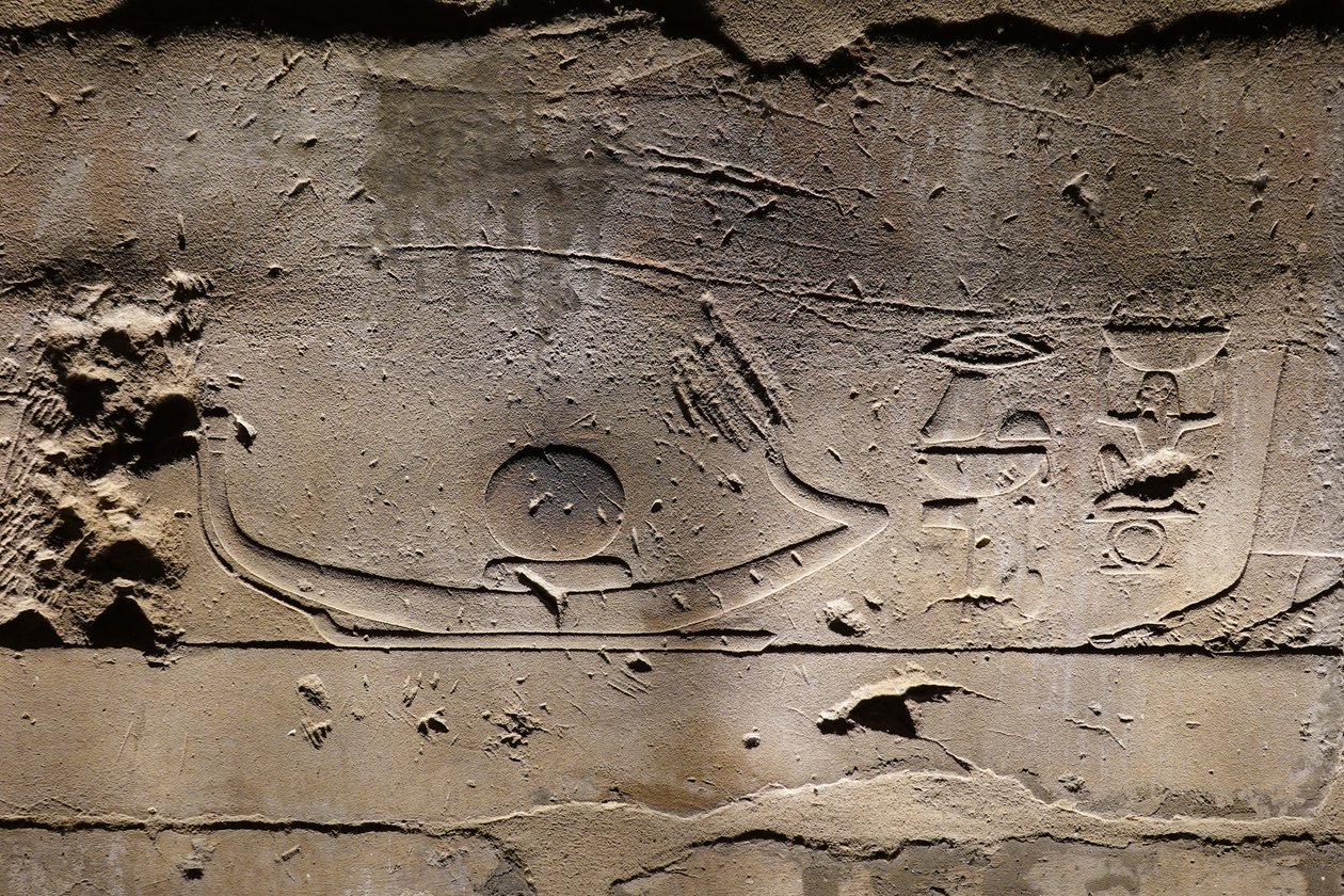 Re flyttar på solbåten, Luxor Temple (lättnad) av Egyptian Egyptian