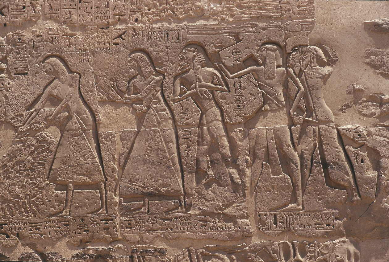 Relief av skrivare och fången i Ramses III:s befästa tempel i Medinet Habu av Egyptian Egyptian