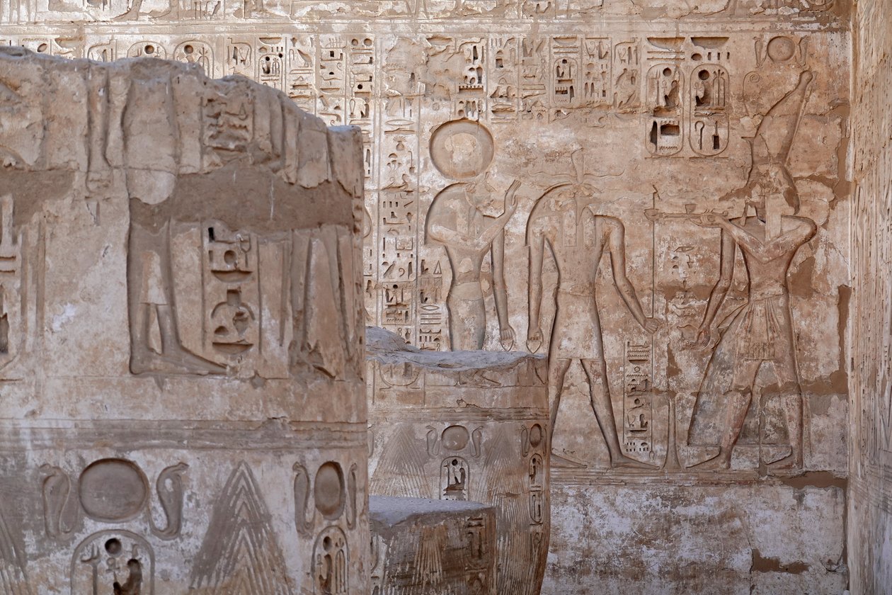 Övre Egyptens härskare offrar till Ra och Knoum, Horustemplet, Edfu av Egyptian Egyptian