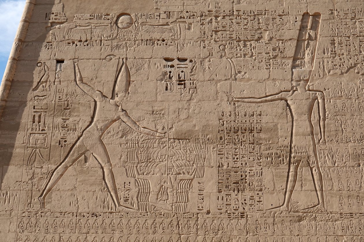 Scen för massaker av fiender, Horus tempel, Edfu av Egyptian Egyptian