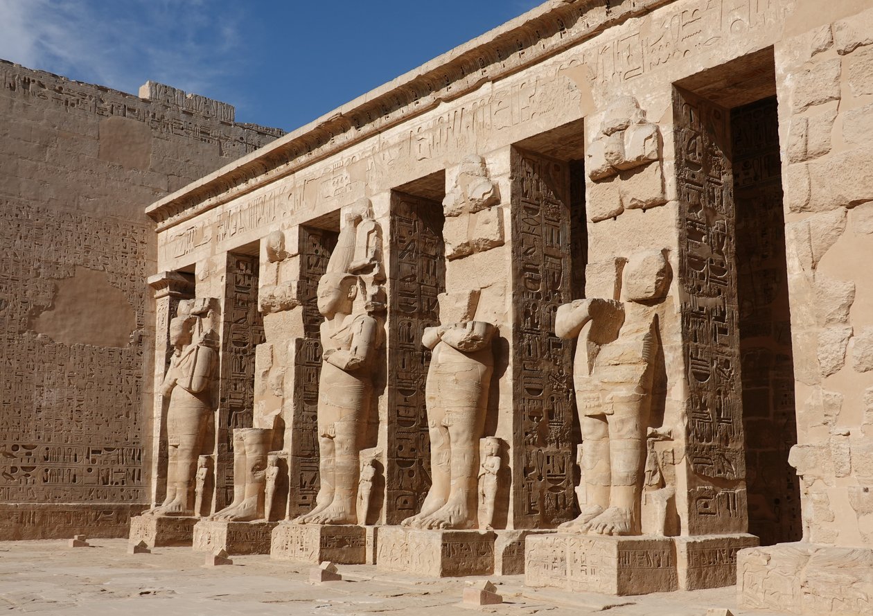 Skulpturer av gudarna, Horus-templet, Edfu av Egyptian Egyptian