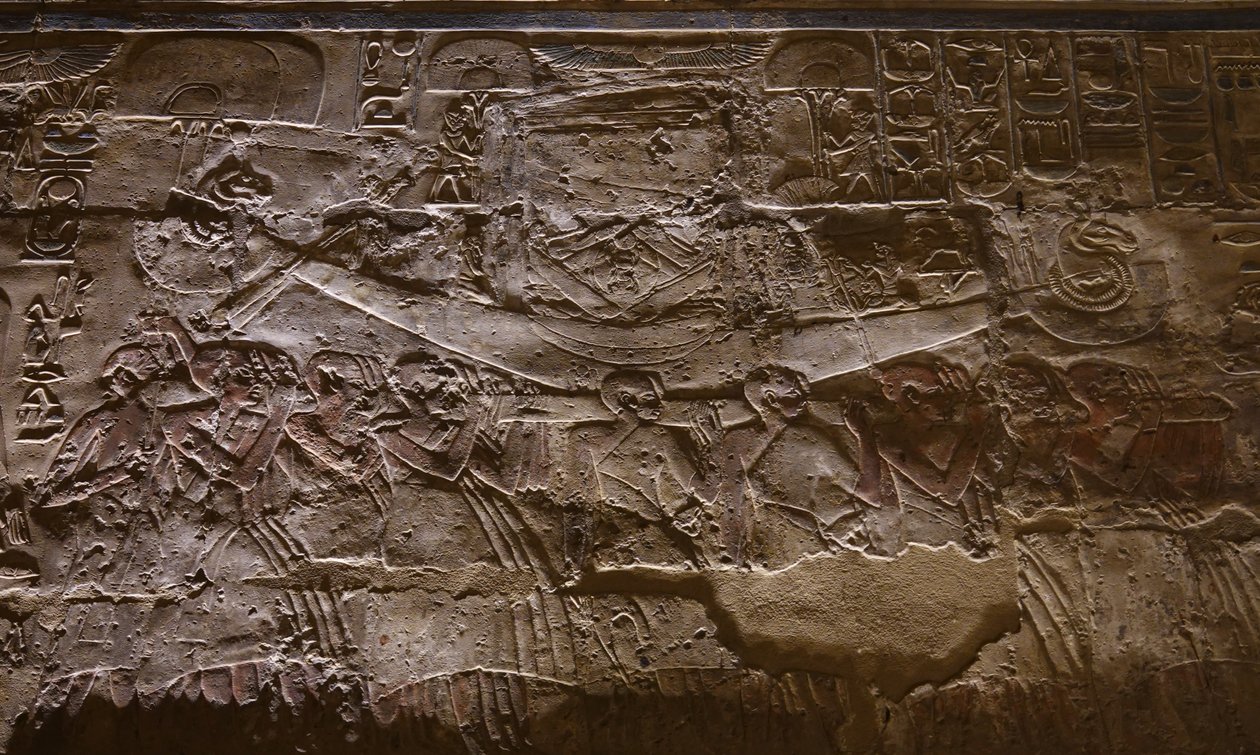 Slavar som bär en båt, Luxortemplet (relief) av Egyptian Egyptian