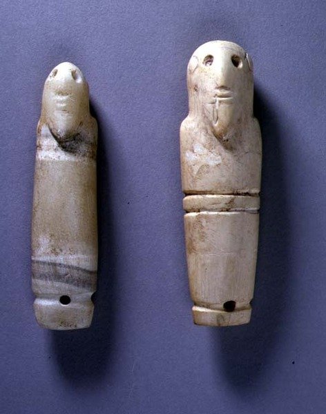 Taggar med skäggiga manshuvuden (elfenben) av Egyptian Egyptian
