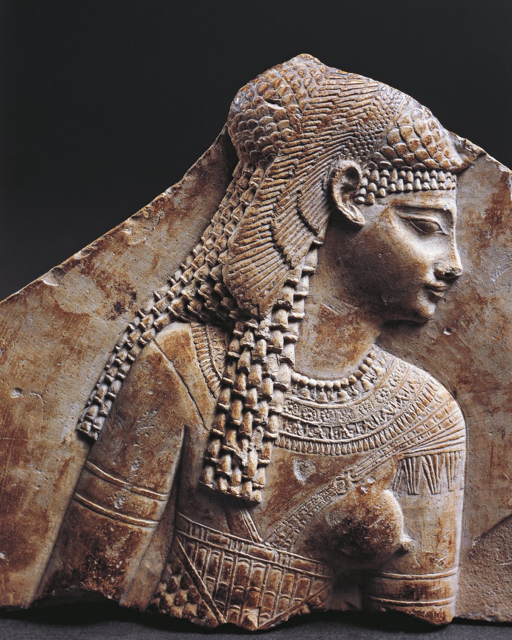 Basrelieffragment som porträtterar Cleopatra av Egyptian Ptolemaic Period