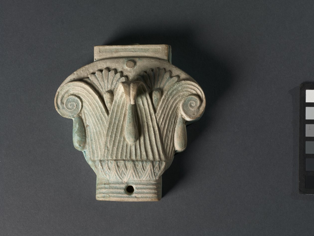 Box (Pyxis) i form av ett sammansatt kapital, 305-30 f.Kr. (blek robins-ägg blå fajans) av Egyptian Ptolemaic Period