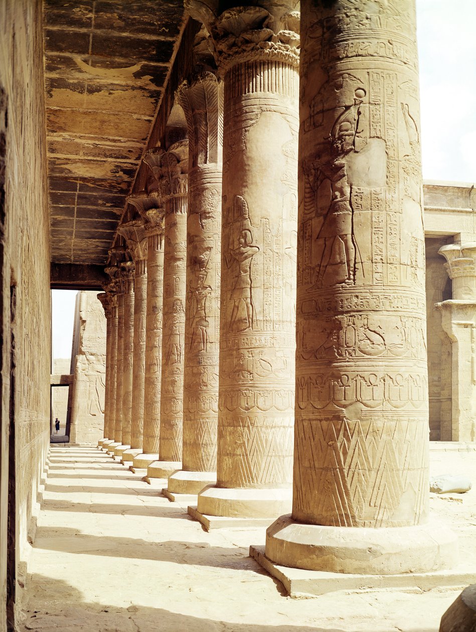 Kolumner i Pronaos (Hypostyle Hall) i Horustemplet av Egyptian Ptolemaic Period