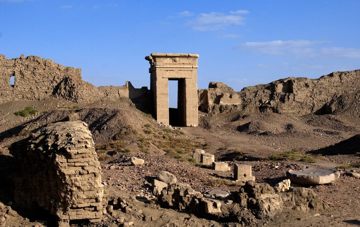 Egyptiska antiken: Utsikt över bågen av norra porten, Hathortemplet, Dendera, Egypten av Egyptian Ptolemaic Period
