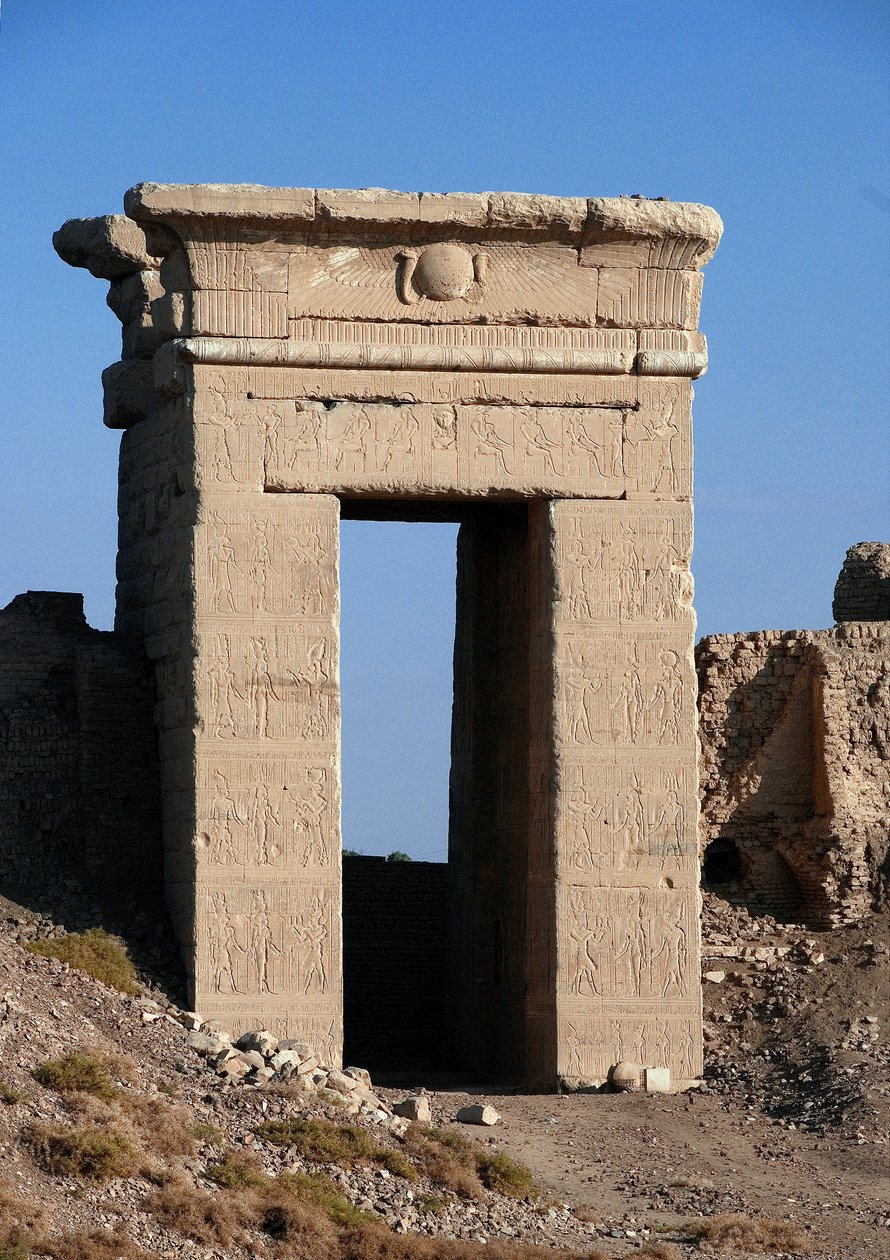 Egyptisk antiken: Utsikt över bågen av norra porten, Hathortemplet, Dendera, Egypten av Egyptian Ptolemaic Period
